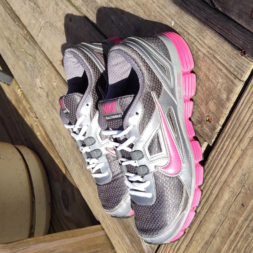 Nike shoes women's size 9